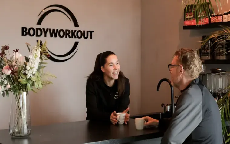 Koffie aan de bar na personal training bij Bodyworkout Alkmaar